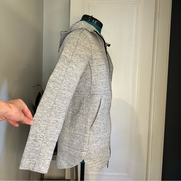 Lululemon • Going Places Hooded Jacket
Heathered Space Dyed Medium Grey size 2 - Picture 6 of 16